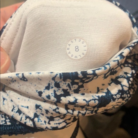 blue patterned mesh lululemon cropped leggings - Picture 3 of 3